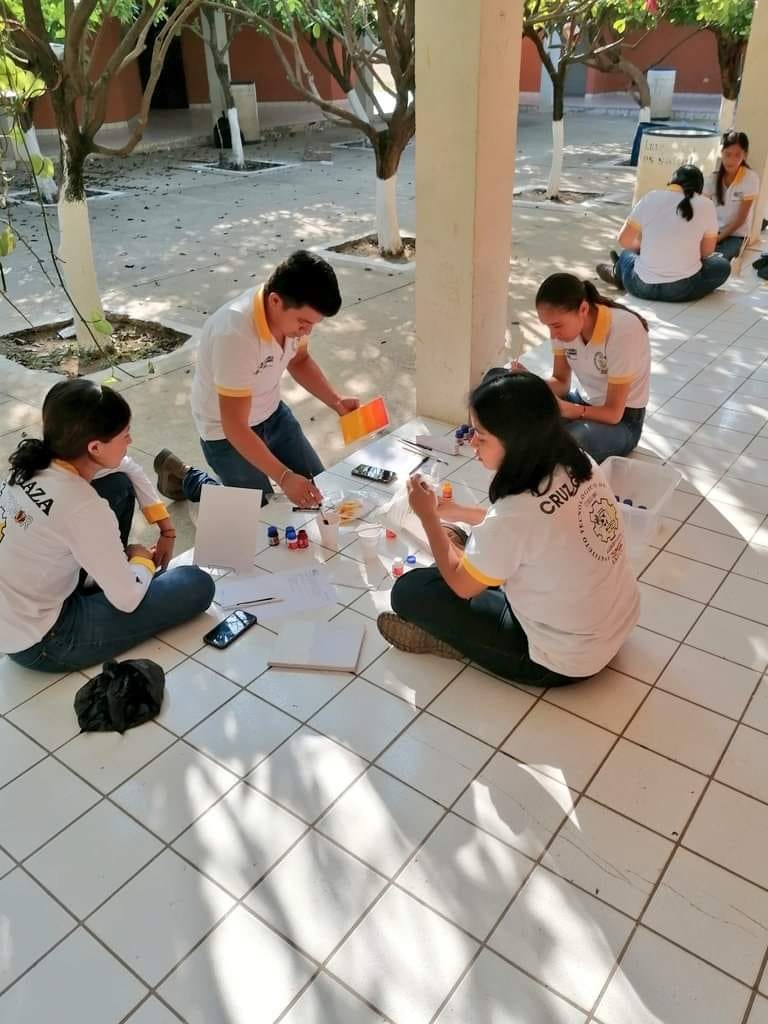 Estudiantes de ITECNOR durante el curso de Expresión Artistica.